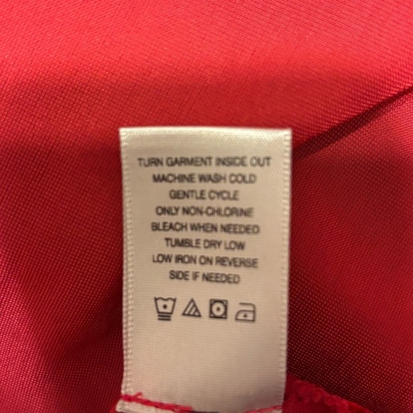 JOHN MARK VIBRANT RED VELVET TOP LARGE NEW WITHOUT TAGS IS FIGURE FLATTERING - Picture 6 of 7